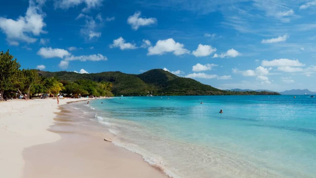plage de Martinique sous le soleil avec une température idéale de 30 degrés