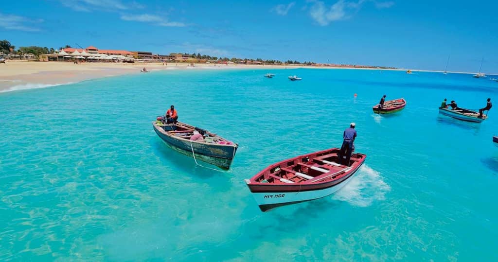 Se baigner dans une eau chaude et turquoise au Cap-Vert