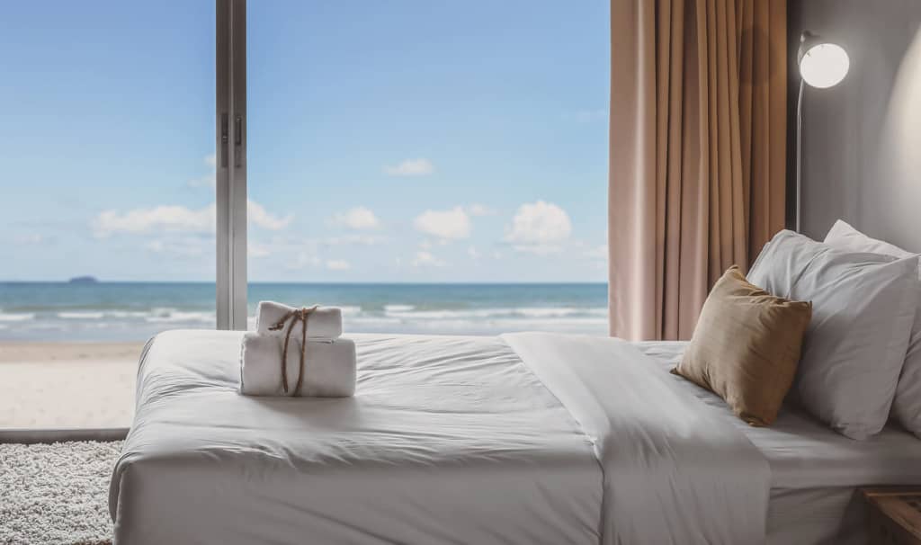 chambre d'hôtel de vacances avec vue sur la plage