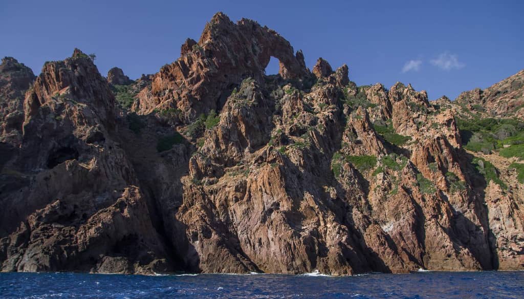 falaises de la réserve naturelle de Scandola près d'Ajaccio en Corse