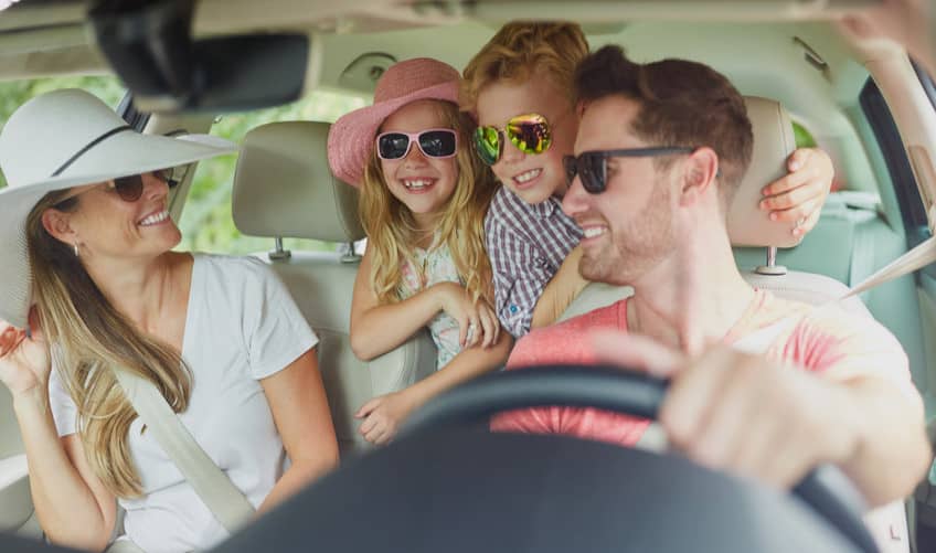 famille de touristes dans une voiture de location en Martinique