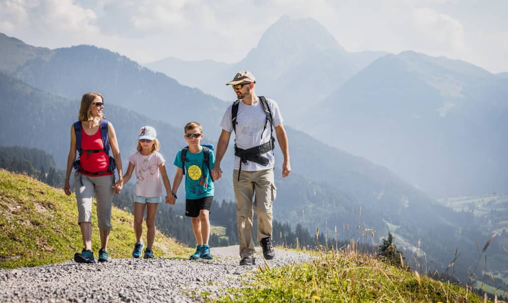 famille en vacances d'été à la montagne