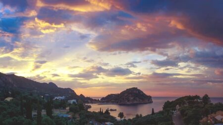 coucher de soleil sur la baie de Paleokastritsa à Corfou