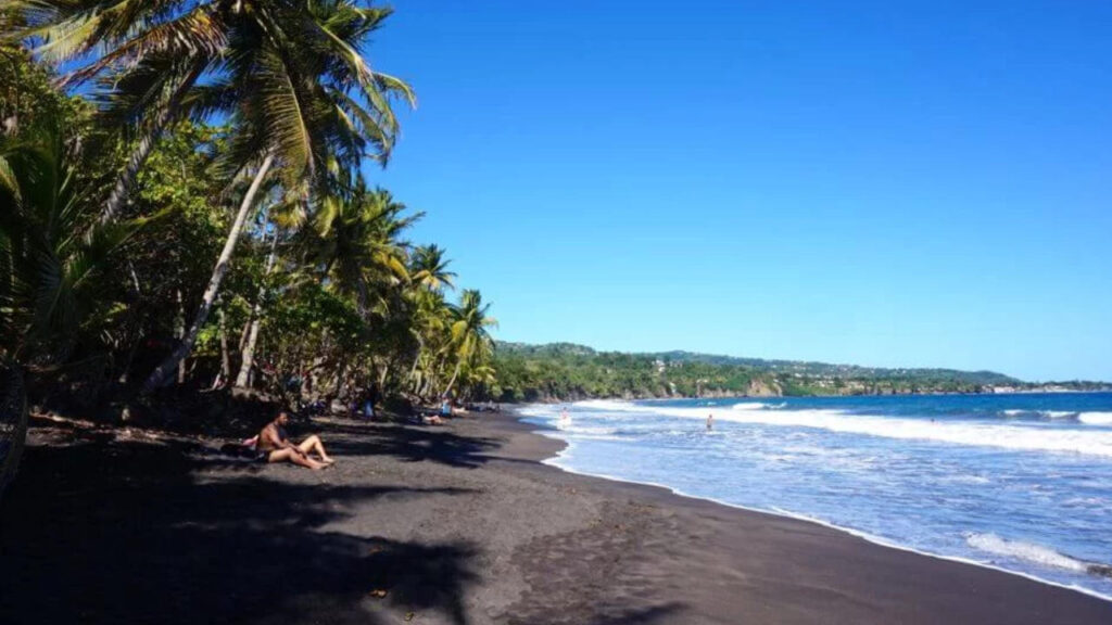 Grande Anse, plage de sable noir