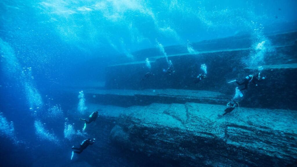 Pyramide engloutie Yonaguni Japon