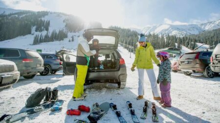 Partir en vacances au ski en voiture : conseils et précautions