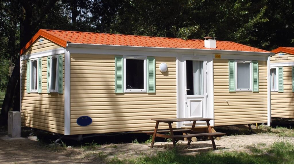 mobil home camping mur jaune