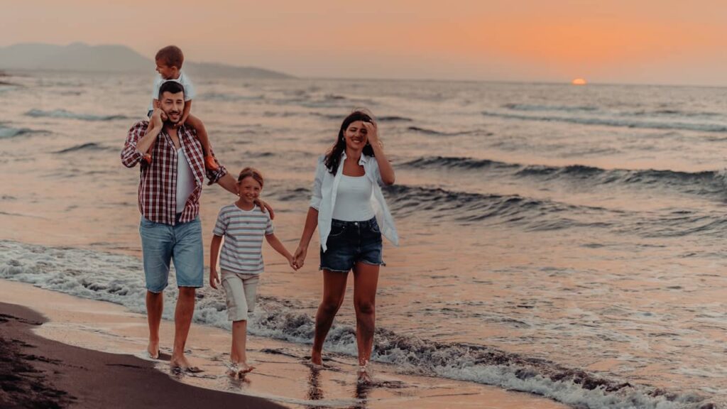 famille en vacances en mer Méditerranée