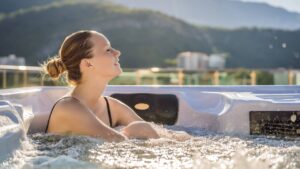 femme dans jaccuzi extérieur