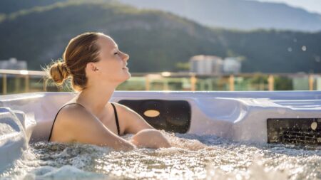 femme dans jaccuzi extérieur