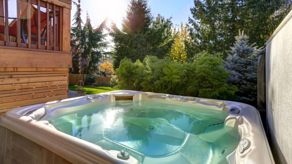 jacuzzi extérieur maison bois
