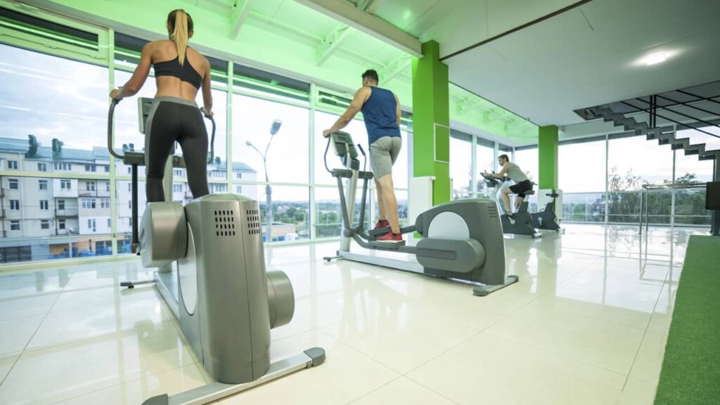 salle de sport avec sportifs