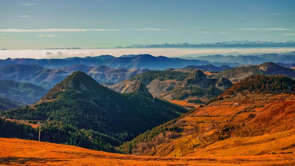 Voyage au cœur de l’Auvergne : découvrez la Belle Époque dans le Massif du Sancy