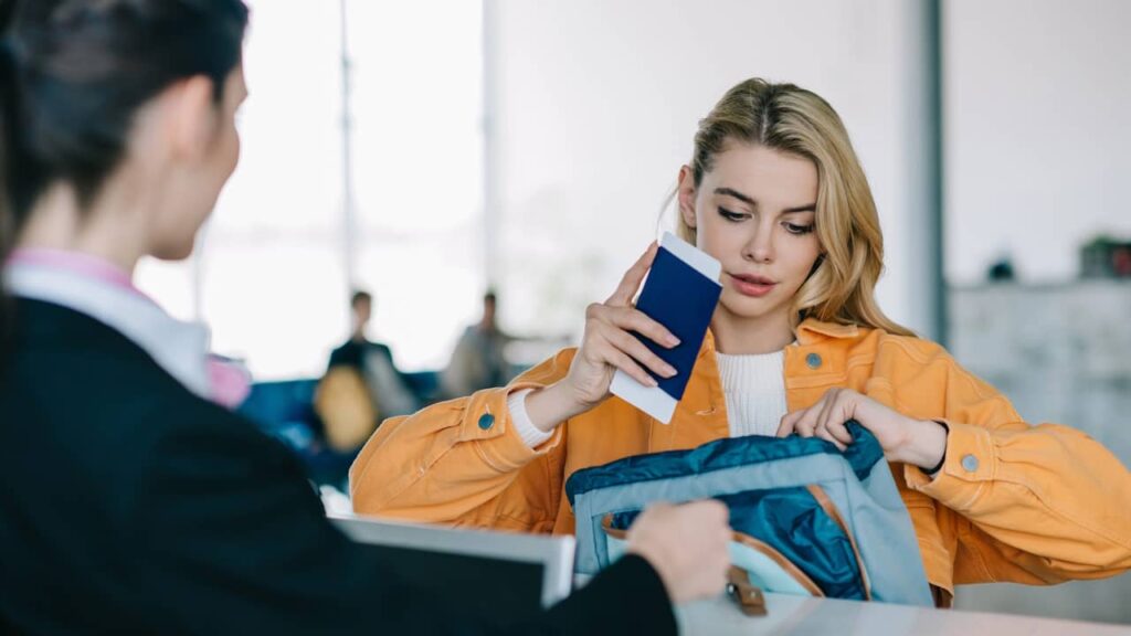femme aeroport passeport