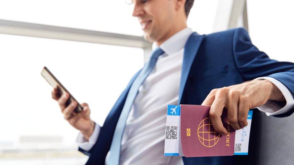 homme voyage aerport documents