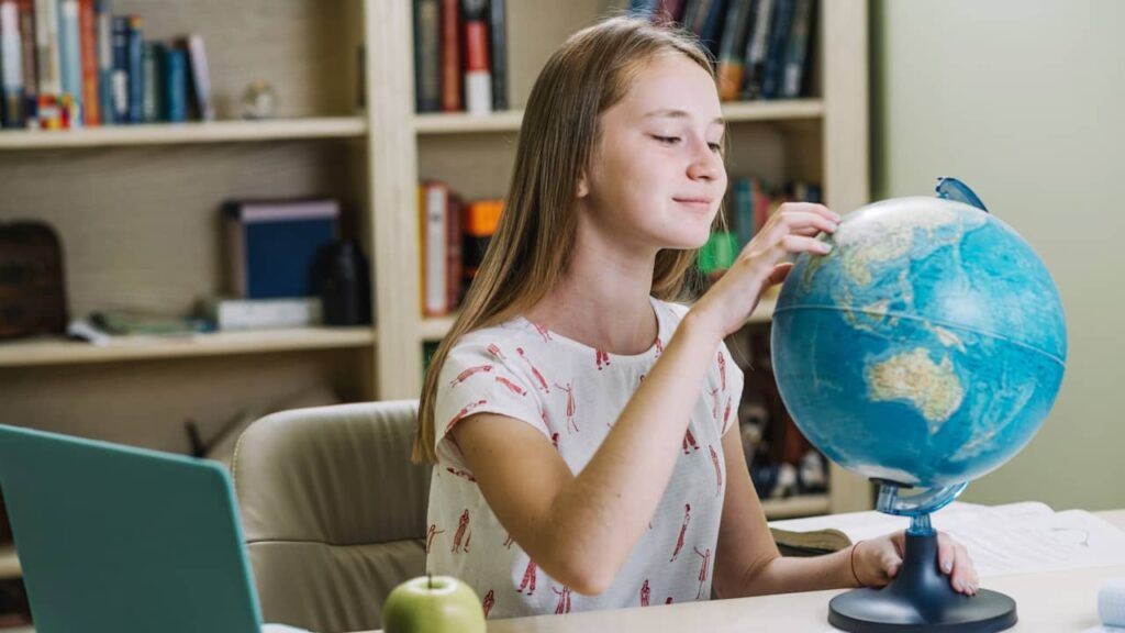 jeune adolescente regarde globe
