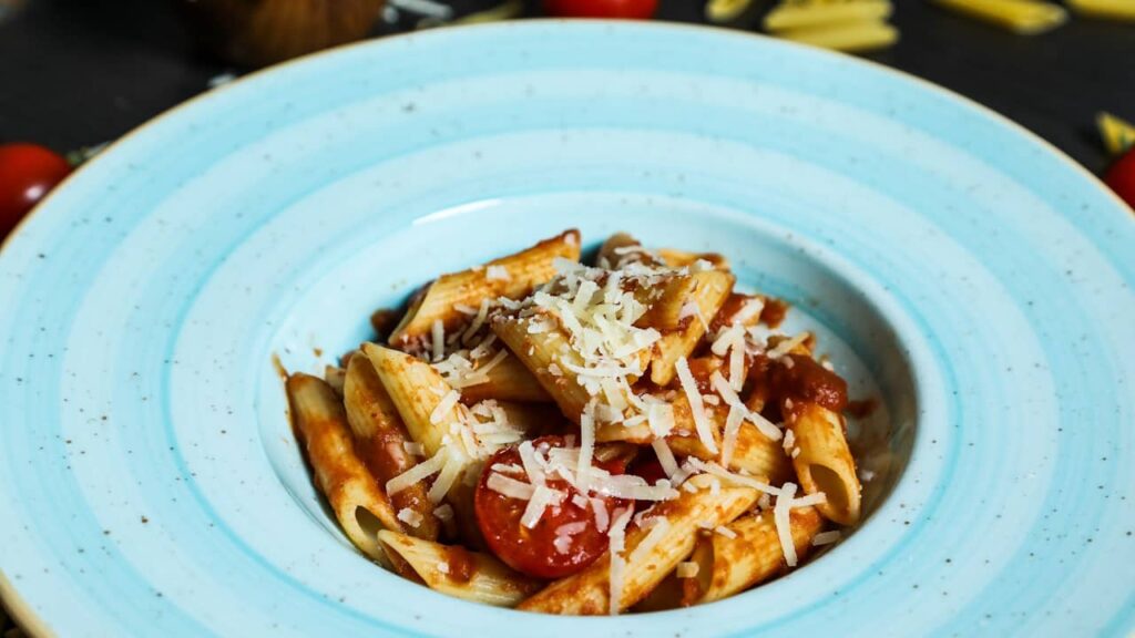 assiette bleue pâtes italiennes penne