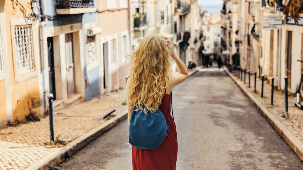 À la recherche du Lisbonne invisible : itinéraire pour voyageurs curieux et anti-touristes femme marchant rues