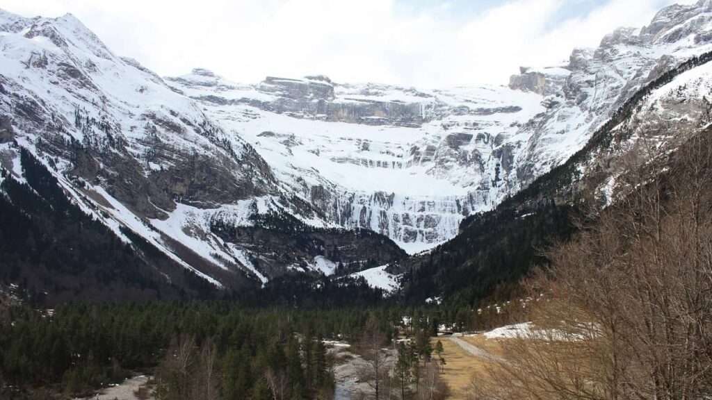 Gavarnie dans les Hautes-Pyrénées en hiver