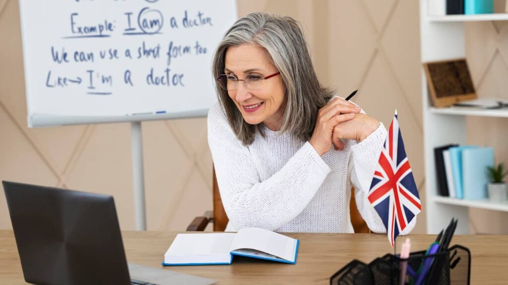 femme apprend anglais distance