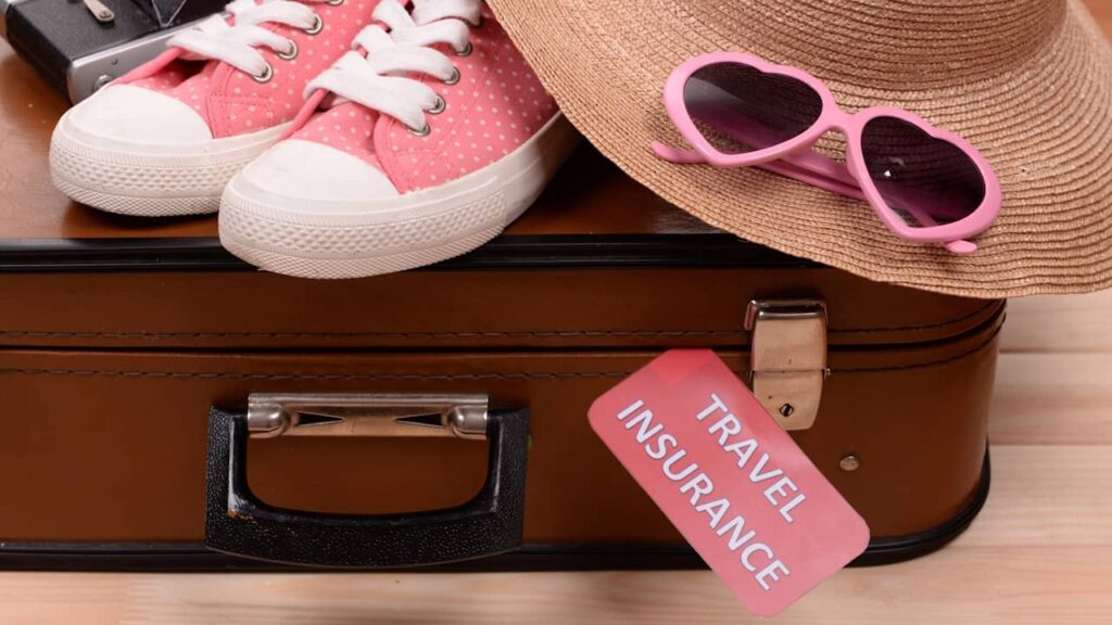 assurance voyage valise chapeau