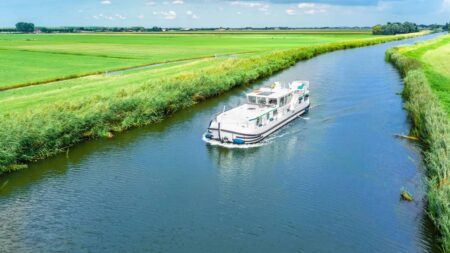 Voyager autrement : pourquoi le tourisme fluvial séduit de plus en plus de vacanciers peniche riviere nature
