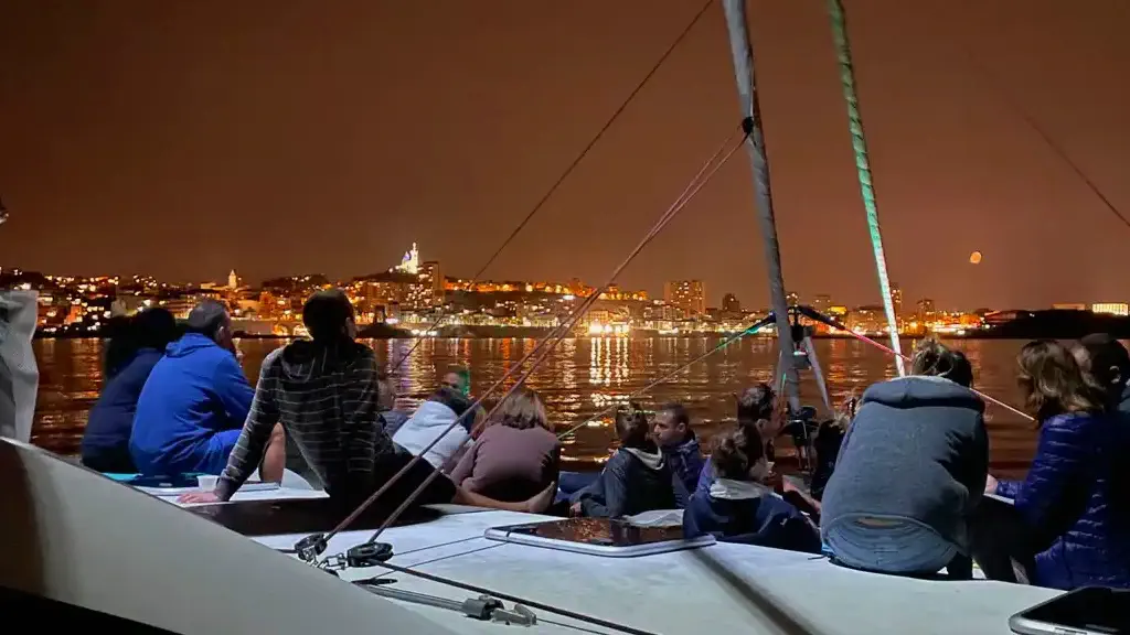 Admirer le coucher de soleil à Marseille depuis un bateau