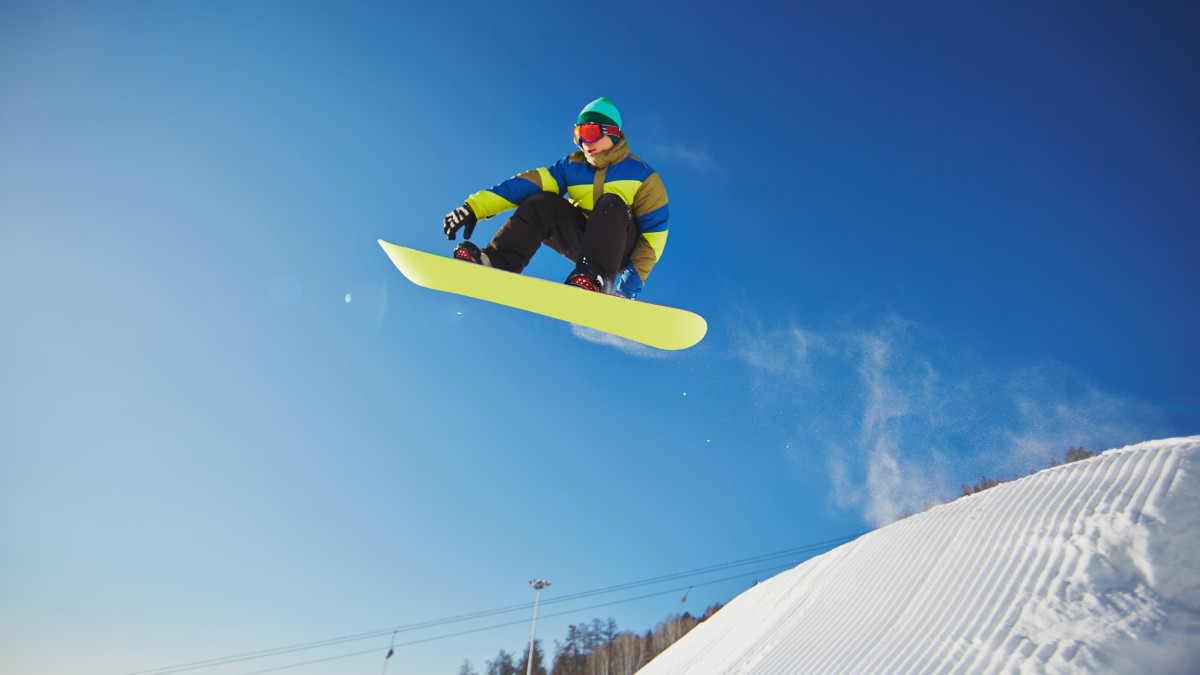 homme en train de pratiquer un sport d'hiver