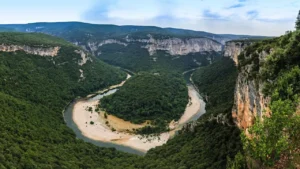 Vacances en Ardèche : comment choisir son hébergement selon son style de voyage ?