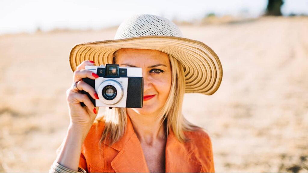 Comment transformer ses photos de voyage en un véritable carnet de souvenirs ? femme photo