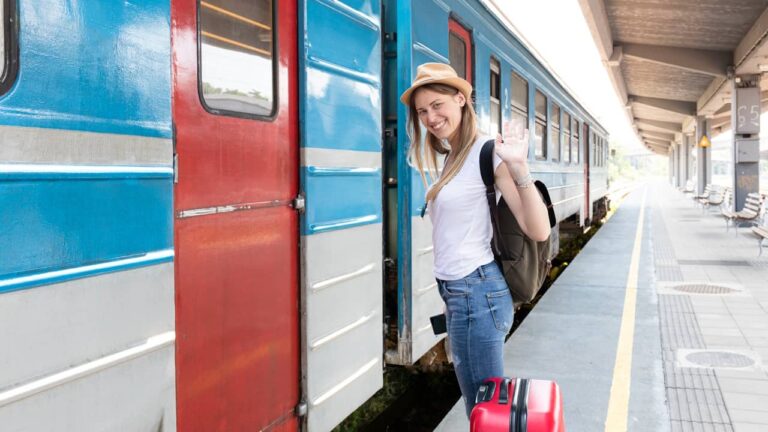 Toulouse-Marseille : quelles solutions pour voyager entre les deux villes ? train femme valise